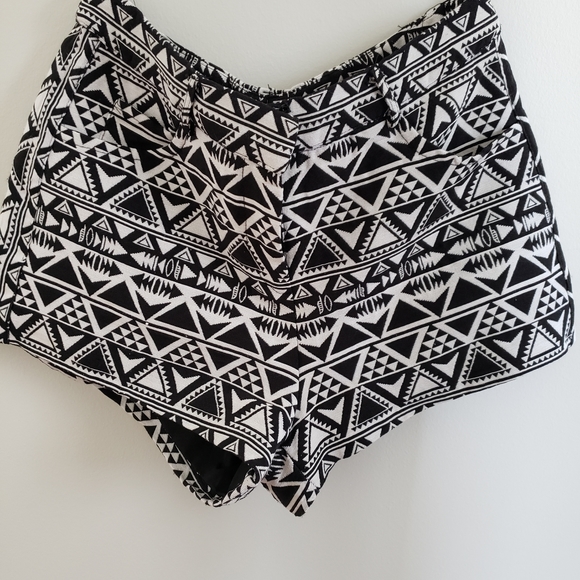 Tribal Pattern Shorts XS - Picture 1 of 6